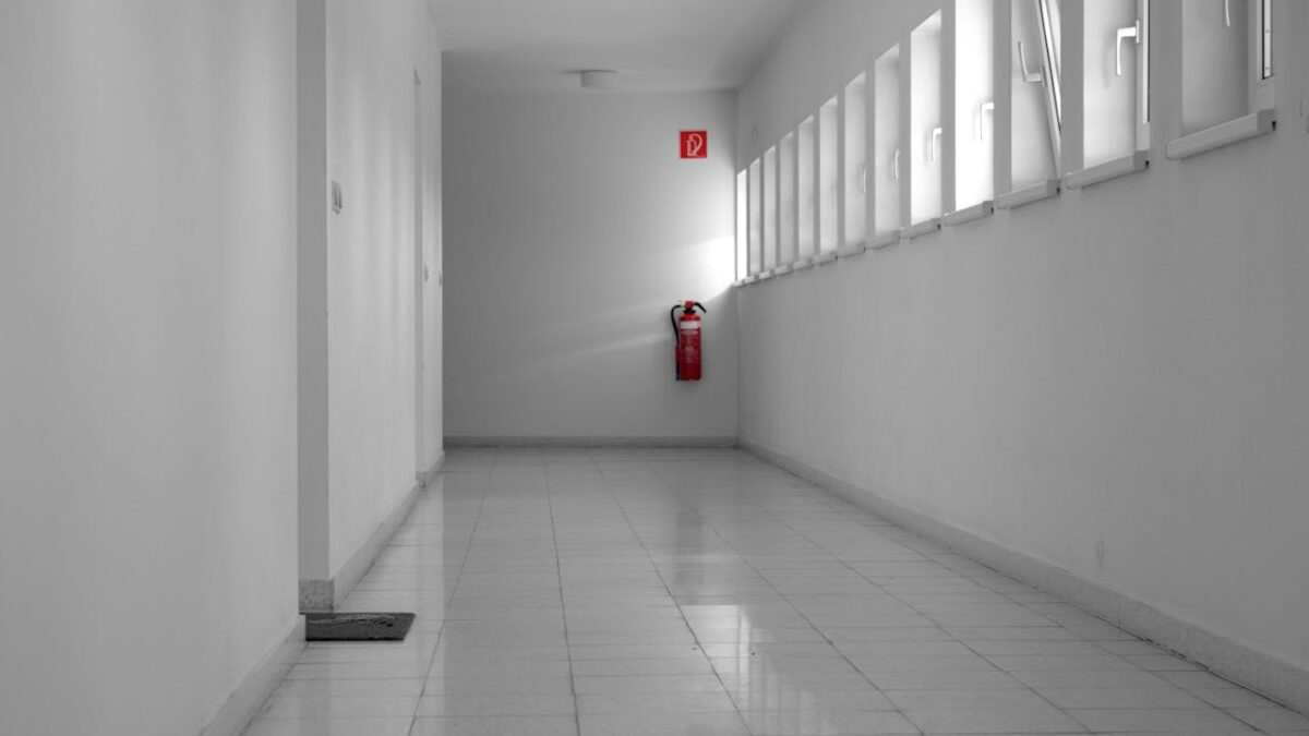 korytarz z gaśnicą