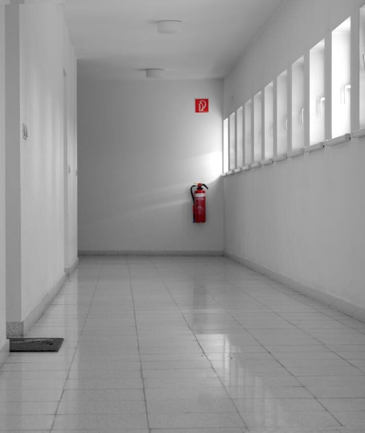 korytarz z gaśnicą